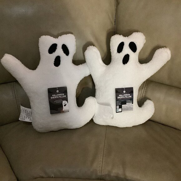 Huntington Halloween Ghost Shaped Set Of 2 Sherpa Cozy Pillows. New With Tags - Picture 1 of 3